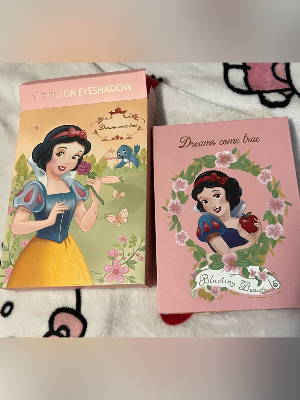 117 Piece Eyeshadow 'Dreams come true' palette with Snow White Theme